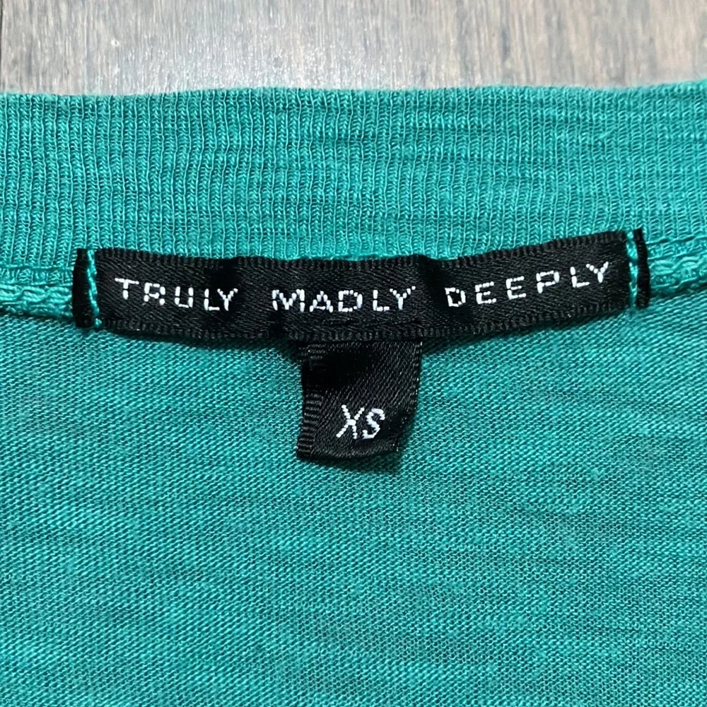 Truly Madly Deeply Urban Outfitters V-Neck Slub T-Shirt Size XS - Picture 4 of 6